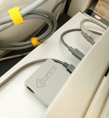 3|7: Der BlueSCSI ist im den Anschluss auf der R&uuml;ckseite des Performa 630CD eingesteckt.