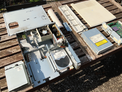 1|3: F&uuml;r Reinigung und Inspektion zerlegt.