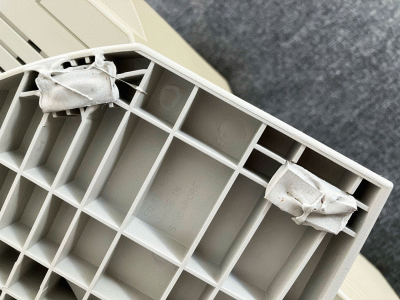 2|3: Das Gummi aller F&uuml;&szlig;e zersetzt sich.