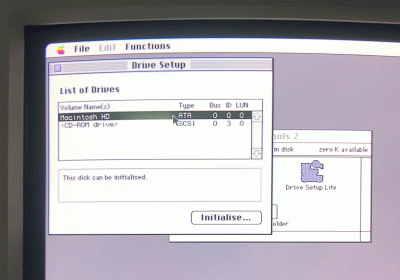 4|4: Nach dem Stsrt der Mac OS 7.6 <q>Disk Tools 2</q>-Diskette aktivierte <q>Drive Setup Lite</q> den <i>Initialise...</i>-Knopf
