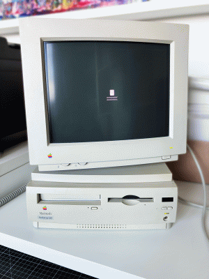 3|3: Ein sauberer aber wirklich ungl&uuml;cklicher Mac.