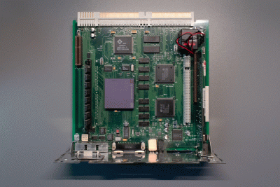 5|5: Das Mainboard des Performas mit RAM und Netzwerkkarte.