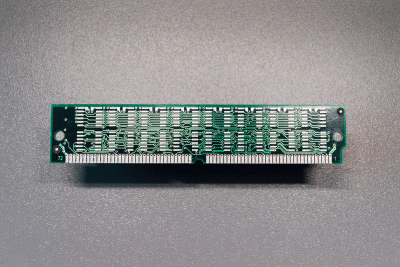 2|4: Die R&uuml;ckseite des 72-pin SIMM-Moduls.