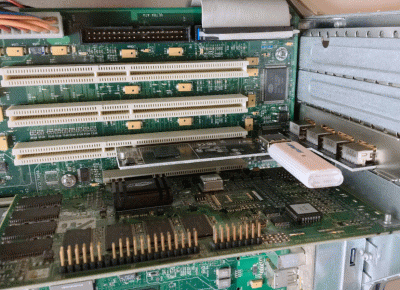 2]6: Sicher am internen Anschluss der Erweiterungskarte eingesteckt.