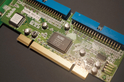 2|4: Der ATP865-B verrichtet den Gro&szlig;teil der Arbeit.