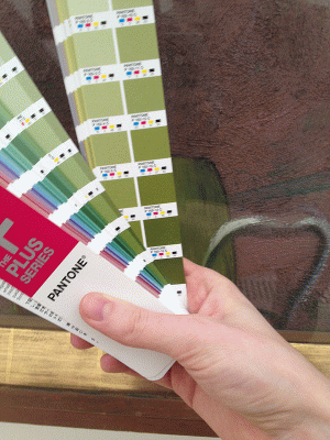 1|5: Sampling colours on site with a Pantone Guide.